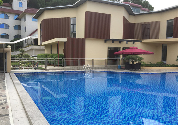 廣州蓮花山嶺南佳園度假酒店是嶺南集團(tuán)下屬的旅游度假酒店，位于4A級(jí)國(guó)家風(fēng)景名勝區(qū)番禺蓮花山下，占地超過(guò)3萬(wàn)平方米，以歐陸園林風(fēng)格的建筑為主。酒店設(shè)露天游泳池，我司受邀提供泳池設(shè)備及安裝方案的設(shè)計(jì)和施工。