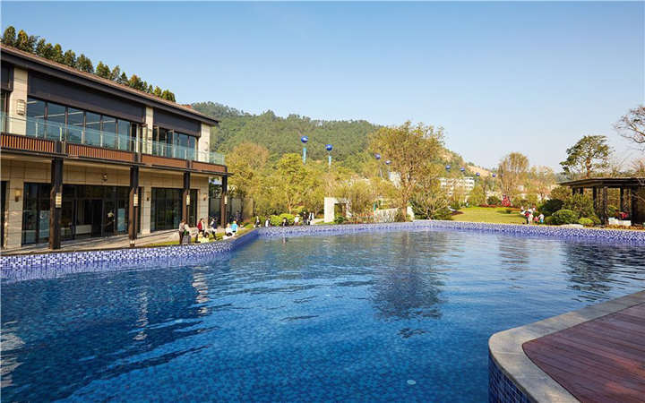 中山遠(yuǎn)洋繁花里房地產(chǎn)社區(qū)泳池設(shè)備安裝工程，大型戶(hù)外景觀(guān)泳池采用逆流式循環(huán)，單邊疊水；內(nèi)設(shè)三個(gè)水療按摩池，設(shè)激流沖浪裝置。廣州搏瀾泳池設(shè)備有限公司承建該項(xiàng)目的泳池及涌泉設(shè)備安裝工程。