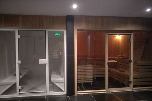 高端會(huì)所泳池設(shè)備、桑拿房均采用進(jìn)口高端品牌，由廣州搏瀾泳池設(shè)備有限公司提供安裝服務(wù)。會(huì)所主要接待業(yè)主邀請(qǐng)的商界要人、行業(yè)精英、金融巨子、教育泰斗等社會(huì)名流；并不對(duì)外開(kāi)放。