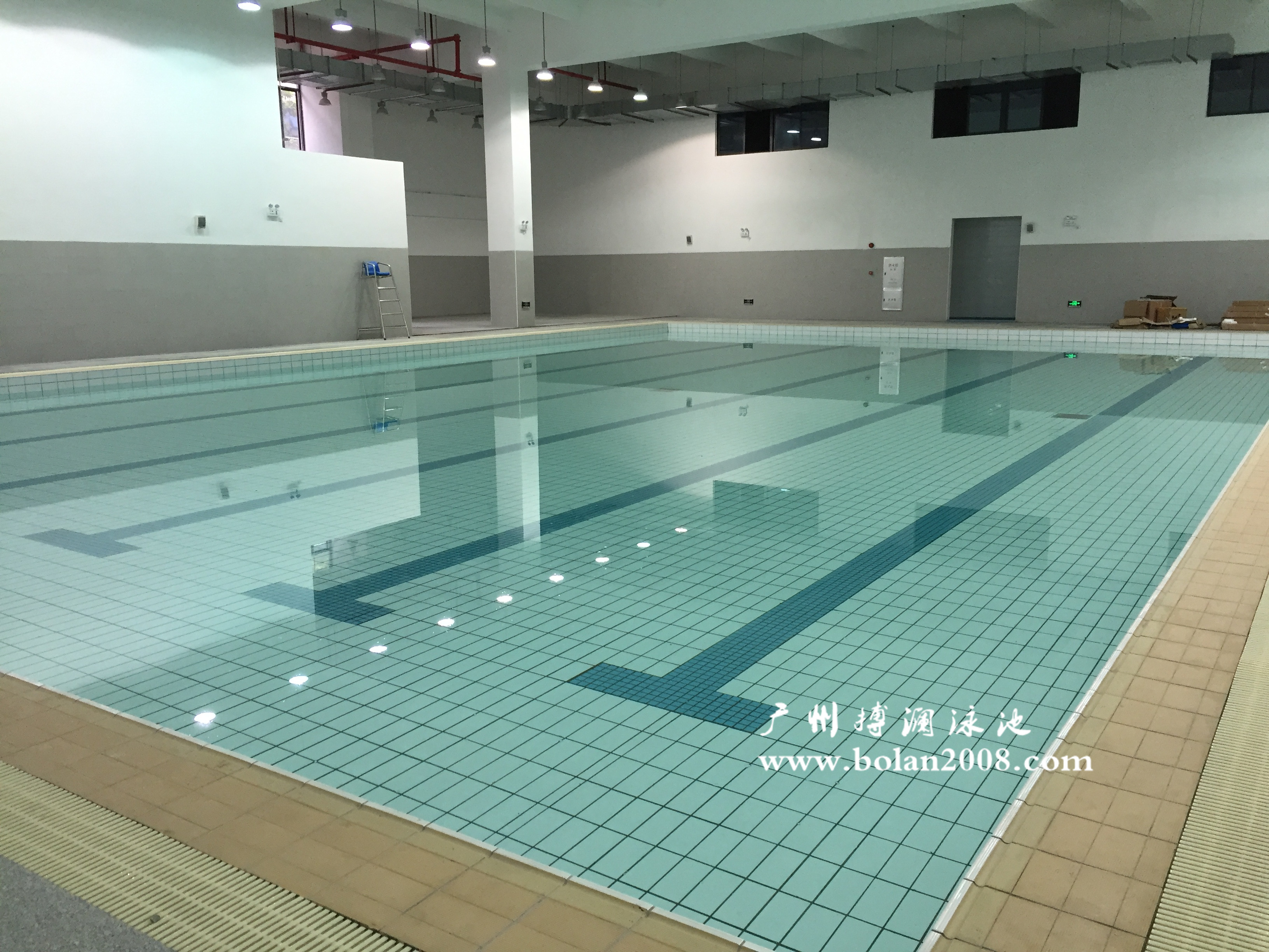 學(xué)校體育館內(nèi)設(shè)有恒溫泳池、多功能活動(dòng)中心、舞蹈室等配套設(shè)施。其泳池設(shè)備均采用我司產(chǎn)品。